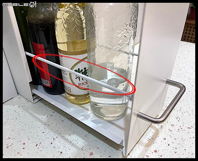 點我看大圖 開放式廚房調味品太多,用這個「窄款可抽拉多功能置物架」收納起來,順便看適不適合家裡裝潢!!