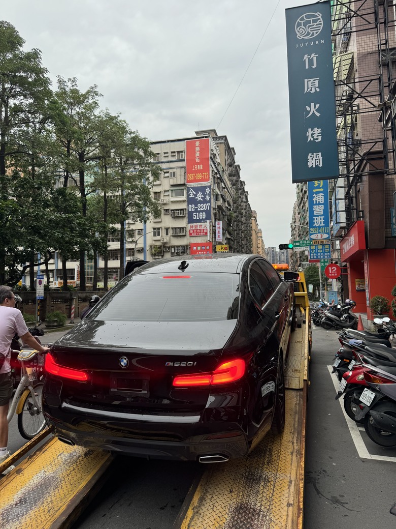 BMW G30 520i鉑金版 前擋風玻璃裂開！？