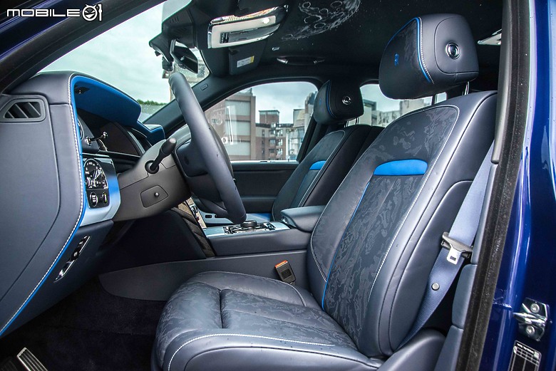 Rolls-Royce Black Badge Cullinan Blue Shadow試駕|極致工藝無與倫比,彰顯全台唯一的霸氣!