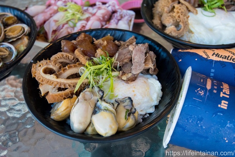 台南市北區來碗不一樣的肉燥飯，金三益新品，搭配精燉紅燒牛三寶和大顆韓國生蠔，蓋到看不到白飯，分量很足
