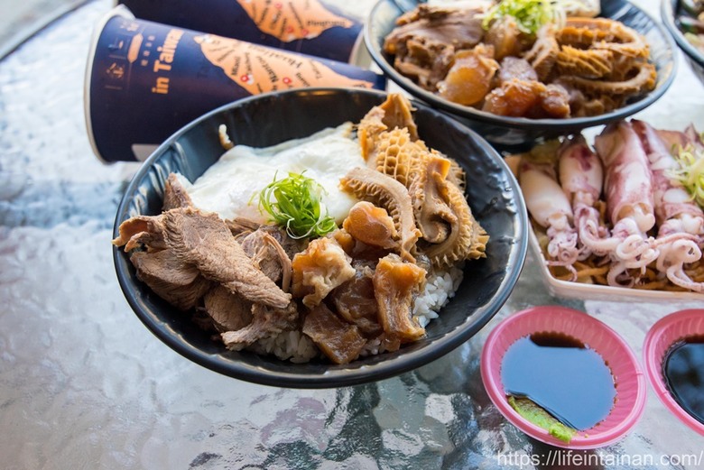 台南市北區來碗不一樣的肉燥飯，金三益新品，搭配精燉紅燒牛三寶和大顆韓國生蠔，蓋到看不到白飯，分量很足