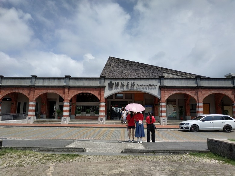 頭城老街(北門福德祠、盧纘祥公館、開蘭媽祖慶元宮、南門福德祠)、李榮春文學館、頭城文創園區,還有美味的車站前阿伯炸蛋蔥油餅 — 搭火車去宜蘭旅行之 頭城散步
