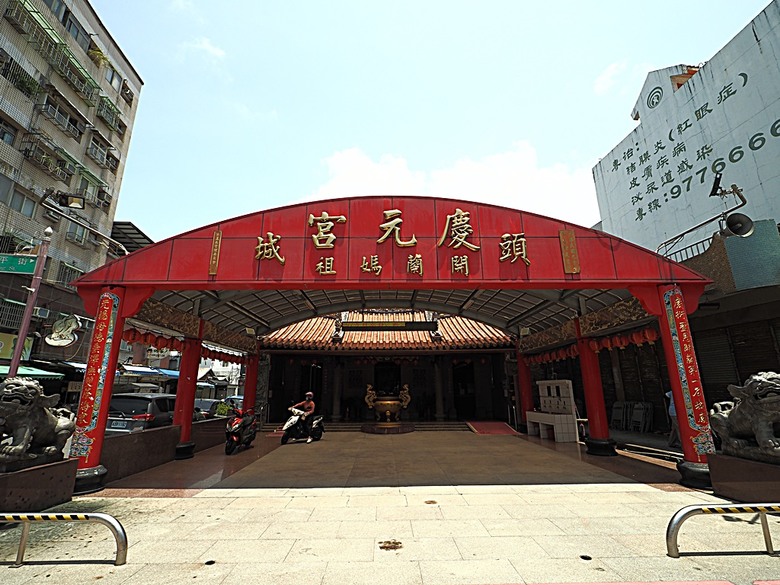 頭城老街(北門福德祠、盧纘祥公館、開蘭媽祖慶元宮、南門福德祠)、李榮春文學館、頭城文創園區,還有美味的車站前阿伯炸蛋蔥油餅 — 搭火車去宜蘭旅行之 頭城散步