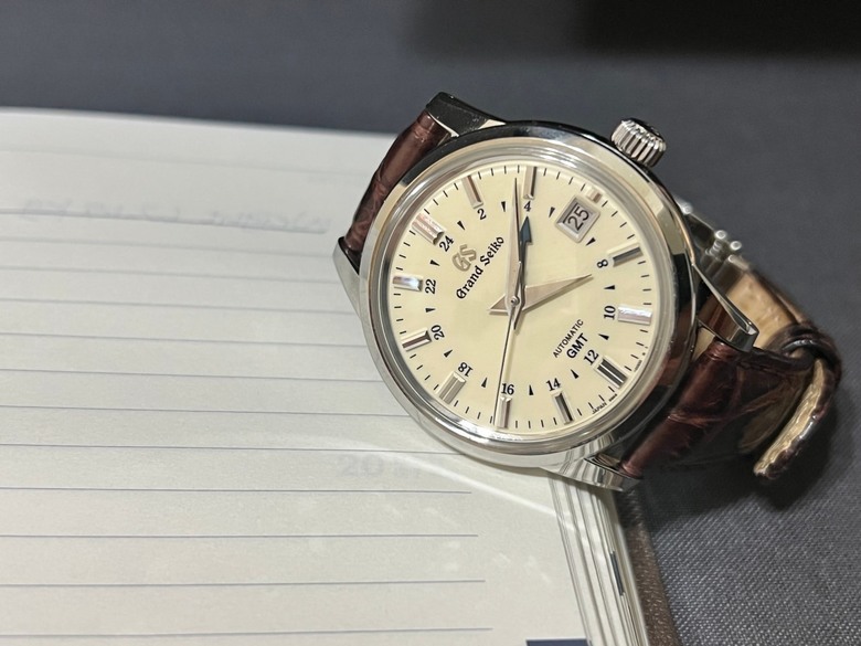 和「二刀流」戴同款,令人眼睛一亮的Grand Seiko奶油面GMT SBGM221