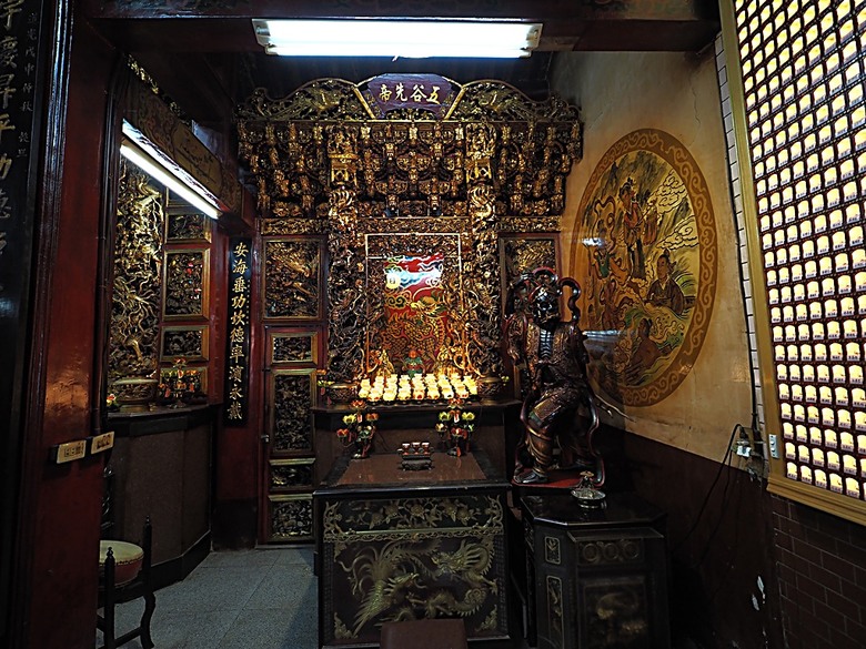 頭城老街(北門福德祠、盧纘祥公館、開蘭媽祖慶元宮、南門福德祠)、李榮春文學館、頭城文創園區,還有美味的車站前阿伯炸蛋蔥油餅 — 搭火車去宜蘭旅行之 頭城散步