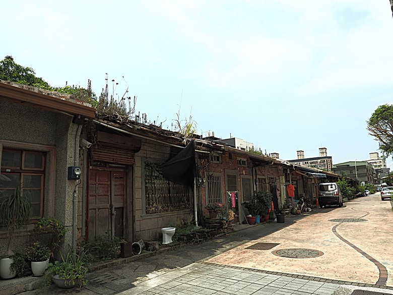 頭城老街(北門福德祠、盧纘祥公館、開蘭媽祖慶元宮、南門福德祠)、李榮春文學館、頭城文創園區,還有美味的車站前阿伯炸蛋蔥油餅 — 搭火車去宜蘭旅行之 頭城散步