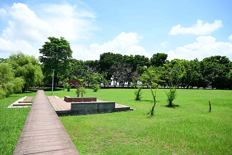 Z9+663梅雨季拍燕子，介紹落日灣、右岸濕地、鵬村濕地和鳥仔咖。加映Z6III拍燕子及崁頂生態公園。