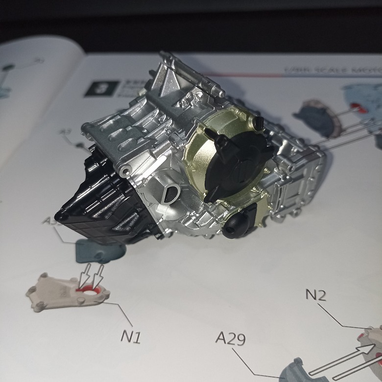 【模型新手也能輕鬆組 Part2】從0到100帶你一起組裝，MENG 1/9 BMW HP4 RACE MT-004s 重機模型 悅色版