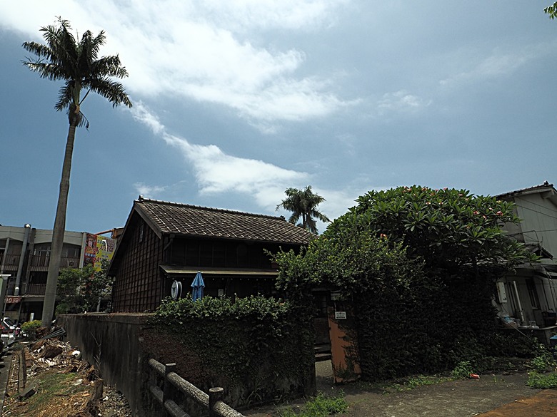 頭城老街(北門福德祠、盧纘祥公館、開蘭媽祖慶元宮、南門福德祠)、李榮春文學館、頭城文創園區,還有美味的車站前阿伯炸蛋蔥油餅 — 搭火車去宜蘭旅行之 頭城散步