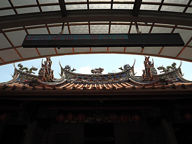 頭城老街(北門福德祠、盧纘祥公館、開蘭媽祖慶元宮、南門福德祠)、李榮春文學館、頭城文創園區,還有美味的車站前阿伯炸蛋蔥油餅 — 搭火車去宜蘭旅行之 頭城散步