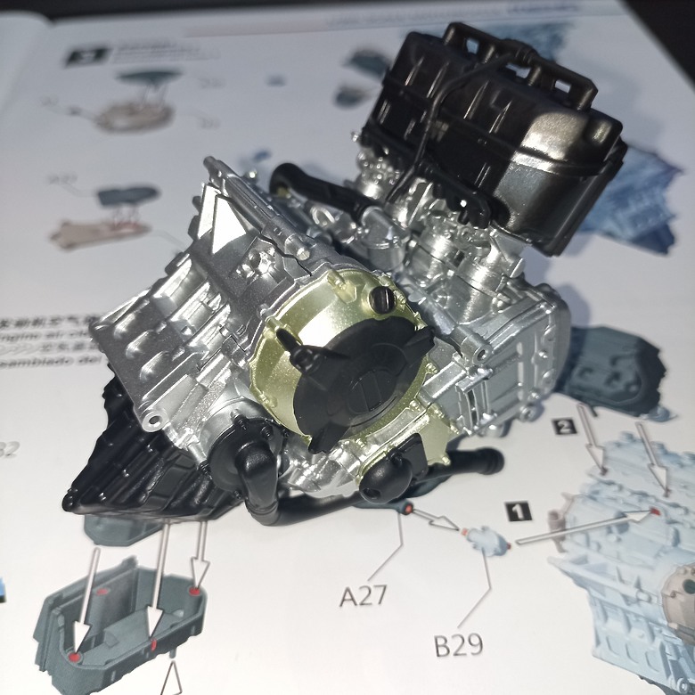 【模型新手也能輕鬆組 Part2】從0到100帶你一起組裝，MENG 1/9 BMW HP4 RACE MT-004s 重機模型 悅色版
