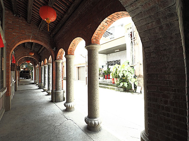 頭城老街(北門福德祠、盧纘祥公館、開蘭媽祖慶元宮、南門福德祠)、李榮春文學館、頭城文創園區,還有美味的車站前阿伯炸蛋蔥油餅 — 搭火車去宜蘭旅行之 頭城散步