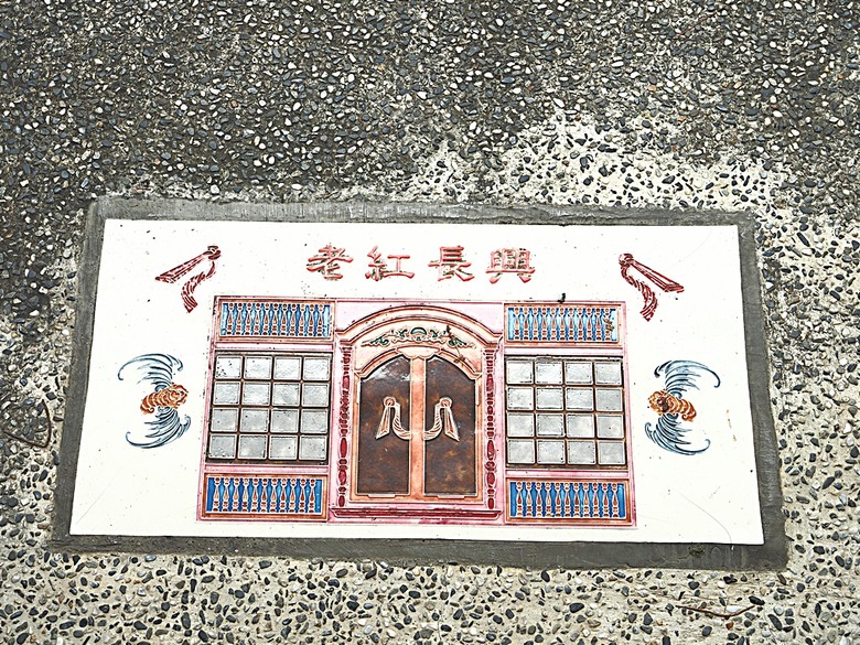 頭城老街(北門福德祠、盧纘祥公館、開蘭媽祖慶元宮、南門福德祠)、李榮春文學館、頭城文創園區,還有美味的車站前阿伯炸蛋蔥油餅 — 搭火車去宜蘭旅行之 頭城散步