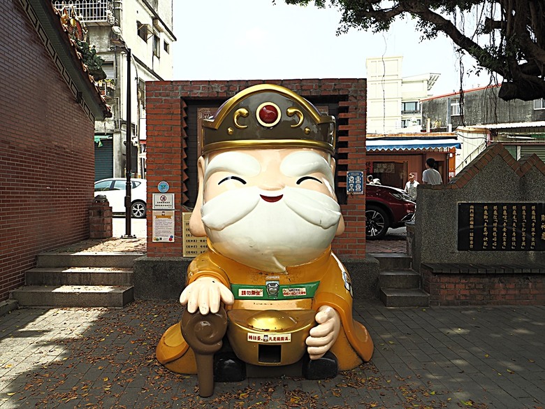 頭城老街(北門福德祠、盧纘祥公館、開蘭媽祖慶元宮、南門福德祠)、李榮春文學館、頭城文創園區,還有美味的車站前阿伯炸蛋蔥油餅 — 搭火車去宜蘭旅行之 頭城散步