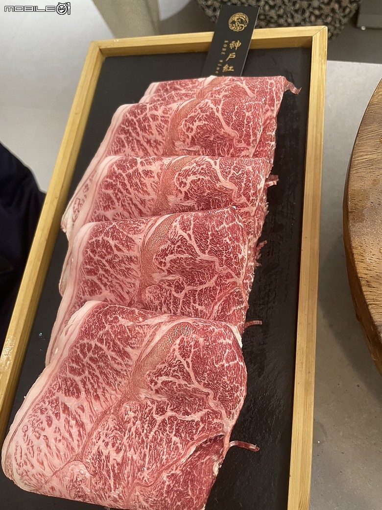 極鶴和牛鍋物：一場視覺與味蕾的頂級饗宴