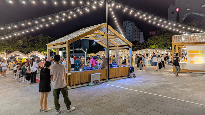夜裡的生命之樹與光彩迷離 / 台東-鐵花村