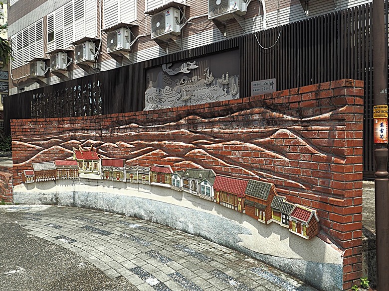 頭城老街(北門福德祠、盧纘祥公館、開蘭媽祖慶元宮、南門福德祠)、李榮春文學館、頭城文創園區,還有美味的車站前阿伯炸蛋蔥油餅 — 搭火車去宜蘭旅行之 頭城散步