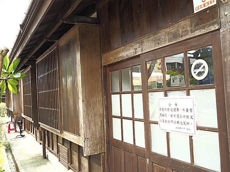 頭城老街(北門福德祠、盧纘祥公館、開蘭媽祖慶元宮、南門福德祠)、李榮春文學館、頭城文創園區,還有美味的車站前阿伯炸蛋蔥油餅 — 搭火車去宜蘭旅行之 頭城散步