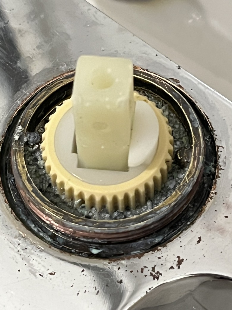 水龍頭拆了好久，被打敗了，求救