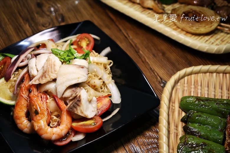 點我看大圖 每種食材有自己獨特的烤法,配上獨特的醬汁,好吃到停不下來,還有很道地的泰式涼拌媽媽麵