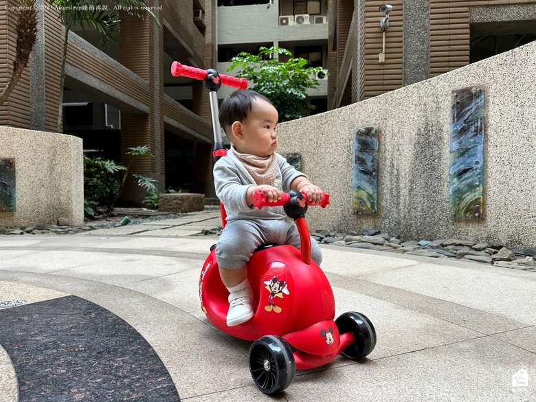 點我看大圖 4 IN 1迪士尼米奇四合一滑板車開箱_BABY CITY 娃娃城線上商城