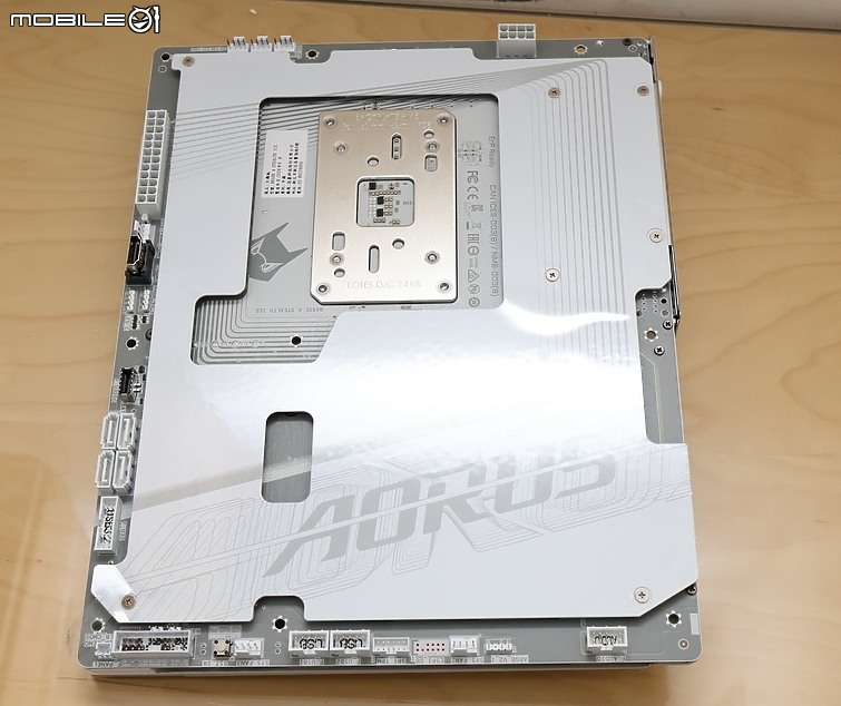 技嘉 B650E AORUS STEALTH ICE 白色質感背插美型