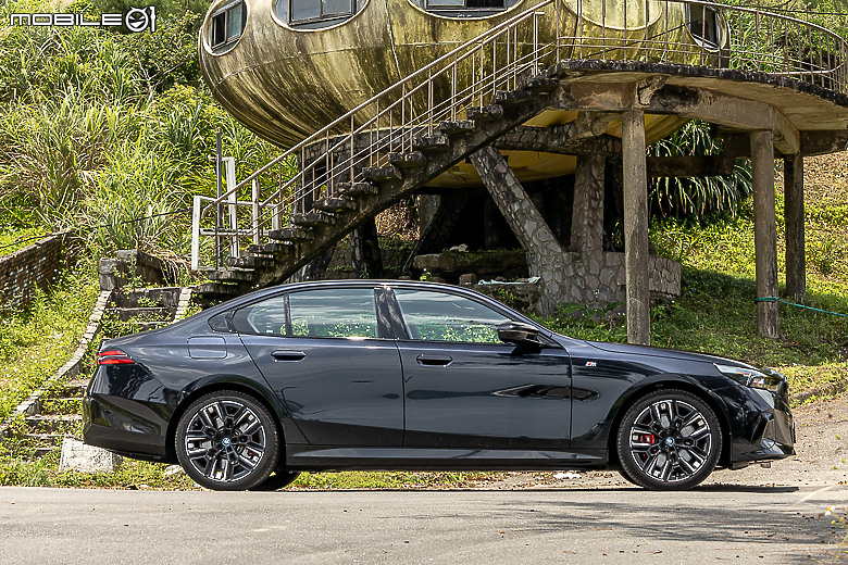 BMW i5 M60 xDrive 試駕|豪華舒適依舊,更多了一身好功夫!