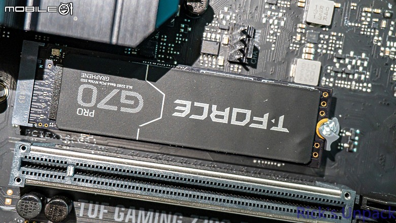 點我看大圖 【開箱】自帶石墨烯散熱片的頂速Gen4 SSD | T-FORCE G70 PRO PCIe Gen4 SSD