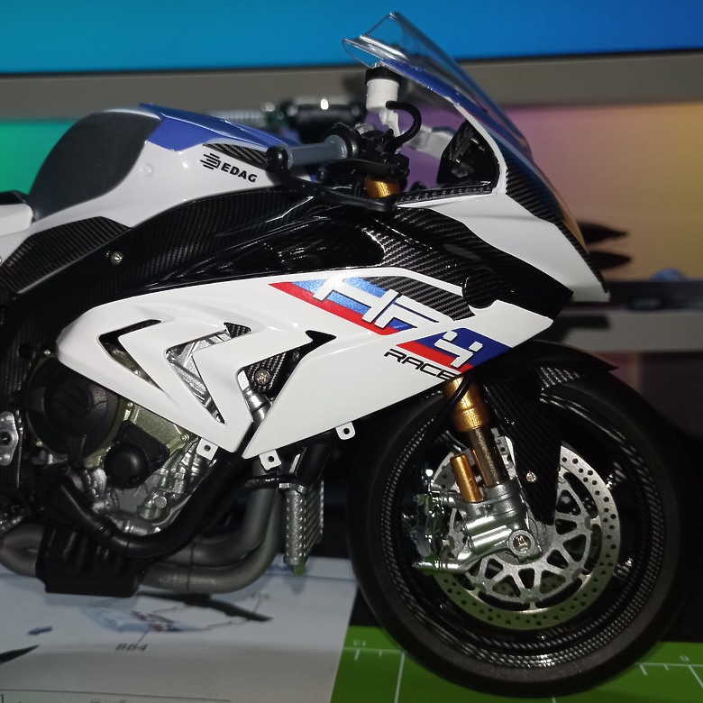 【模型新手也能輕鬆組 Part2】從0到100帶你一起組裝，MENG 1/9 BMW HP4 RACE MT-004s 重機模型 悅色版