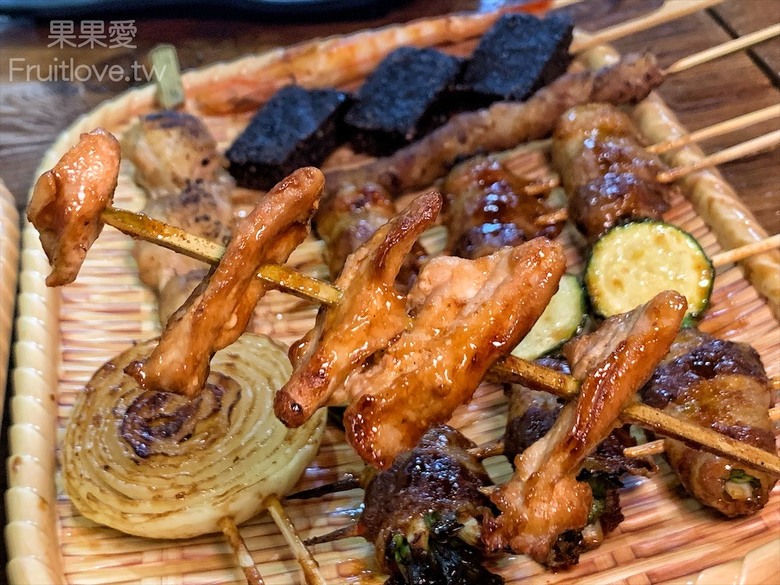 點我看大圖 每種食材有自己獨特的烤法,配上獨特的醬汁,好吃到停不下來,還有很道地的泰式涼拌媽媽麵