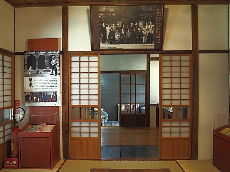 頭城老街(北門福德祠、盧纘祥公館、開蘭媽祖慶元宮、南門福德祠)、李榮春文學館、頭城文創園區,還有美味的車站前阿伯炸蛋蔥油餅 — 搭火車去宜蘭旅行之 頭城散步