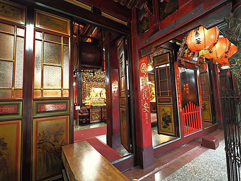頭城老街(北門福德祠、盧纘祥公館、開蘭媽祖慶元宮、南門福德祠)、李榮春文學館、頭城文創園區，還有美味的車站前阿伯炸蛋蔥油餅 — 搭火車去宜蘭旅行之 頭城散步