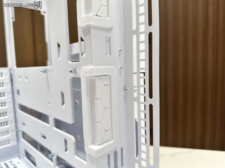 新海景房機殼!微星 MAG PANO 100L PZ 裝機