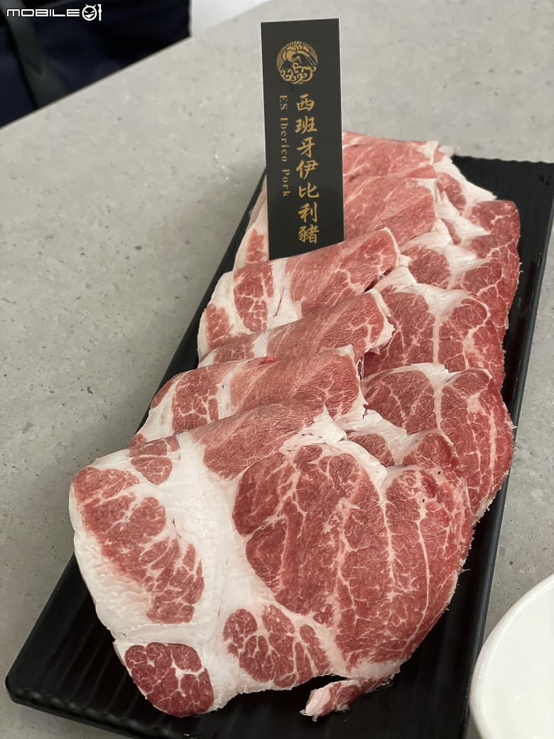 極鶴和牛鍋物：一場視覺與味蕾的頂級饗宴
