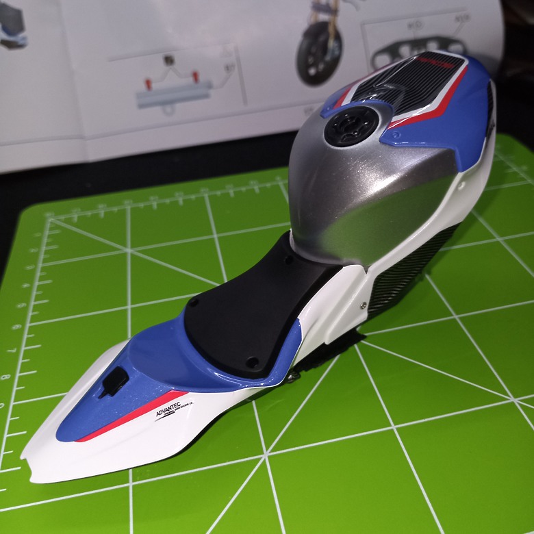 【模型新手也能輕鬆組 Part2】從0到100帶你一起組裝，MENG 1/9 BMW HP4 RACE MT-004s 重機模型 悅色版