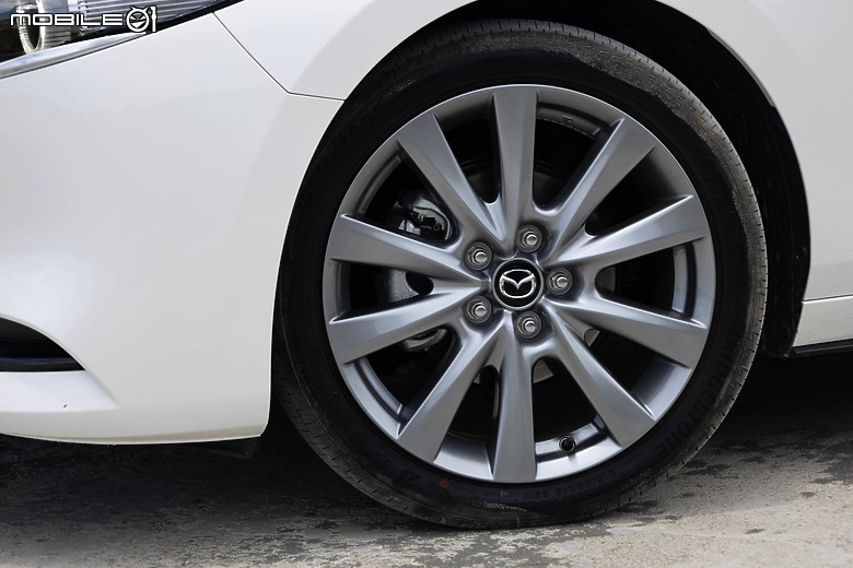 國產 vs.進口，2.0升中型四門房車對決｜Corolla Altis GR Sport x Mazda 3