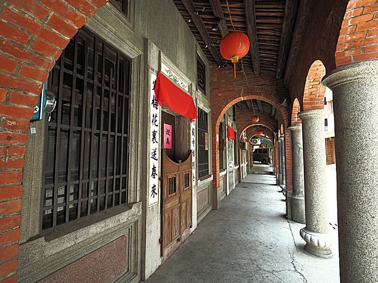 頭城老街(北門福德祠、盧纘祥公館、開蘭媽祖慶元宮、南門福德祠)、李榮春文學館、頭城文創園區,還有美味的車站前阿伯炸蛋蔥油餅 — 搭火車去宜蘭旅行之 頭城散步