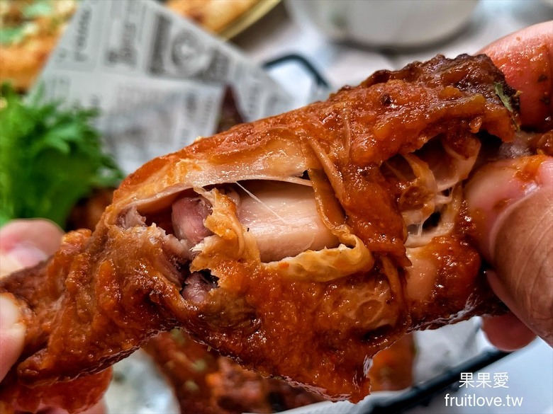 白色系咖啡廳氛圍的手工披薩店，很適合家人、朋友聚會或是下午茶的餐廳