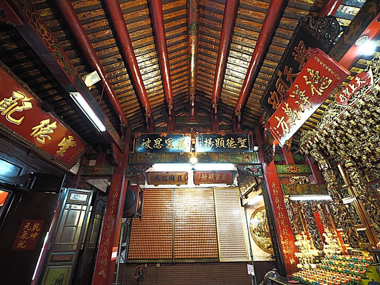 頭城老街(北門福德祠、盧纘祥公館、開蘭媽祖慶元宮、南門福德祠)、李榮春文學館、頭城文創園區，還有美味的車站前阿伯炸蛋蔥油餅 — 搭火車去宜蘭旅行之 頭城散步