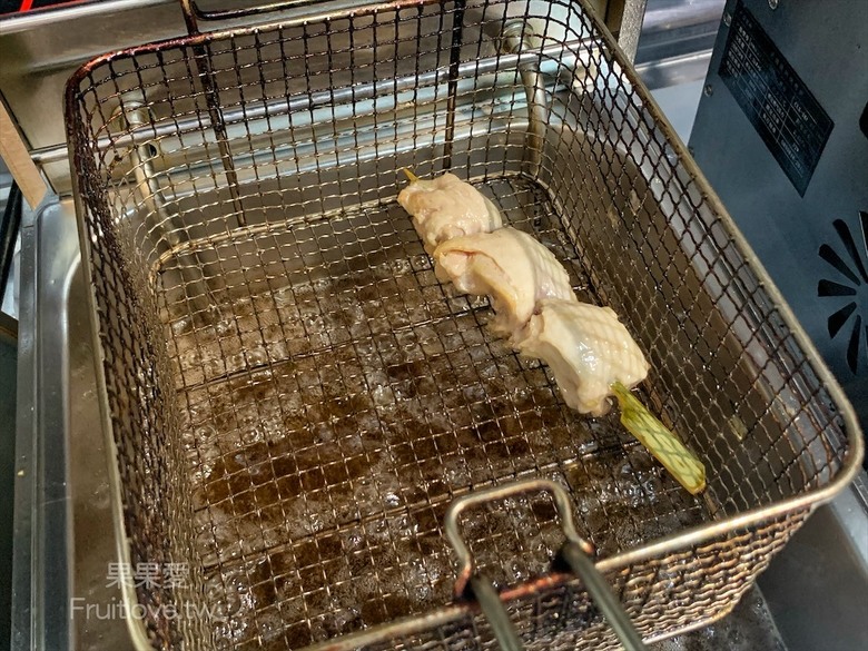 點我看大圖 每種食材有自己獨特的烤法,配上獨特的醬汁,好吃到停不下來,還有很道地的泰式涼拌媽媽麵