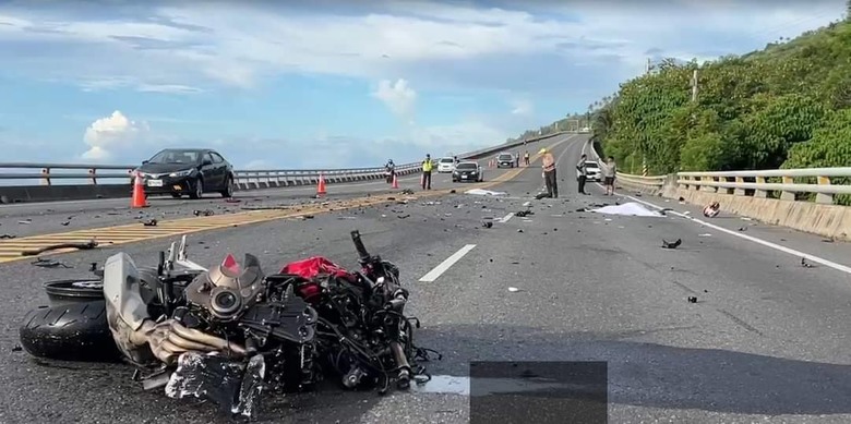 重機對撞貨車，騎士右腿分離，當場身亡，更新行車記錄器x2