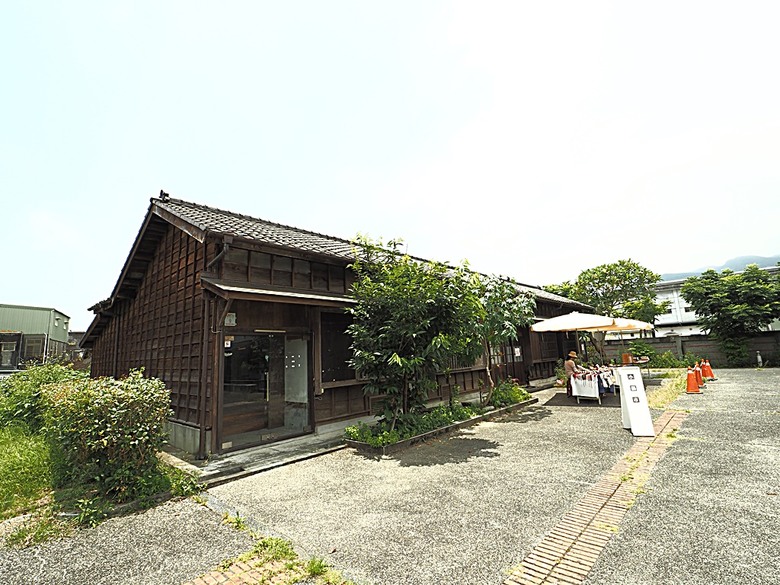 頭城老街(北門福德祠、盧纘祥公館、開蘭媽祖慶元宮、南門福德祠)、李榮春文學館、頭城文創園區,還有美味的車站前阿伯炸蛋蔥油餅 — 搭火車去宜蘭旅行之 頭城散步