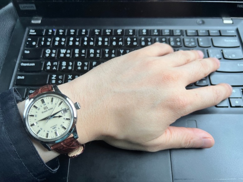 和「二刀流」戴同款,令人眼睛一亮的Grand Seiko奶油面GMT SBGM221
