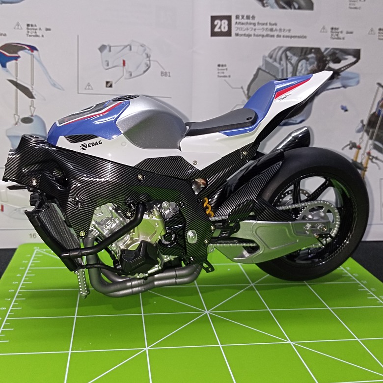 【模型新手也能輕鬆組 Part2】從0到100帶你一起組裝，MENG 1/9 BMW HP4 RACE MT-004s 重機模型 悅色版