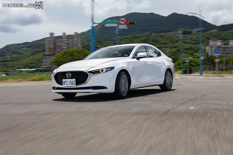 國產 vs.進口，2.0升中型四門房車對決｜Corolla Altis GR Sport x Mazda 3