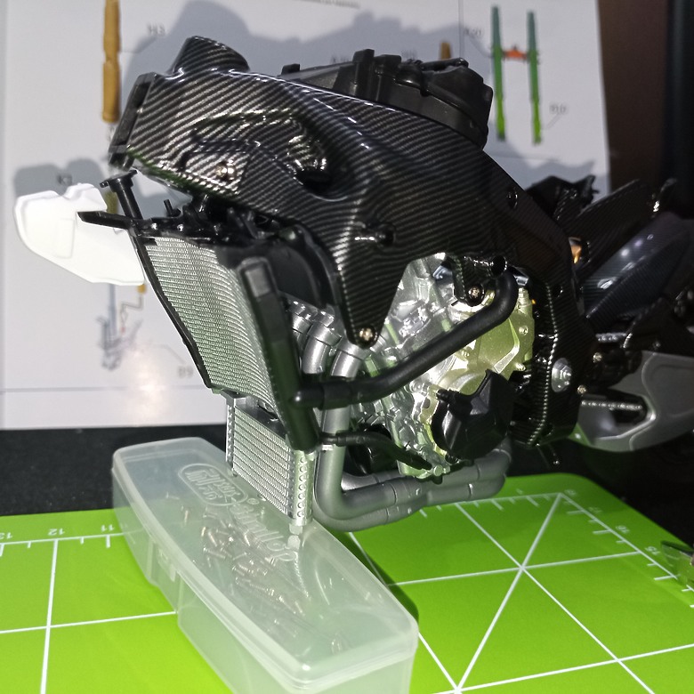 【模型新手也能輕鬆組 Part2】從0到100帶你一起組裝，MENG 1/9 BMW HP4 RACE MT-004s 重機模型 悅色版