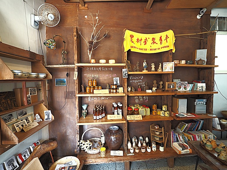 頭城老街(北門福德祠、盧纘祥公館、開蘭媽祖慶元宮、南門福德祠)、李榮春文學館、頭城文創園區,還有美味的車站前阿伯炸蛋蔥油餅 — 搭火車去宜蘭旅行之 頭城散步