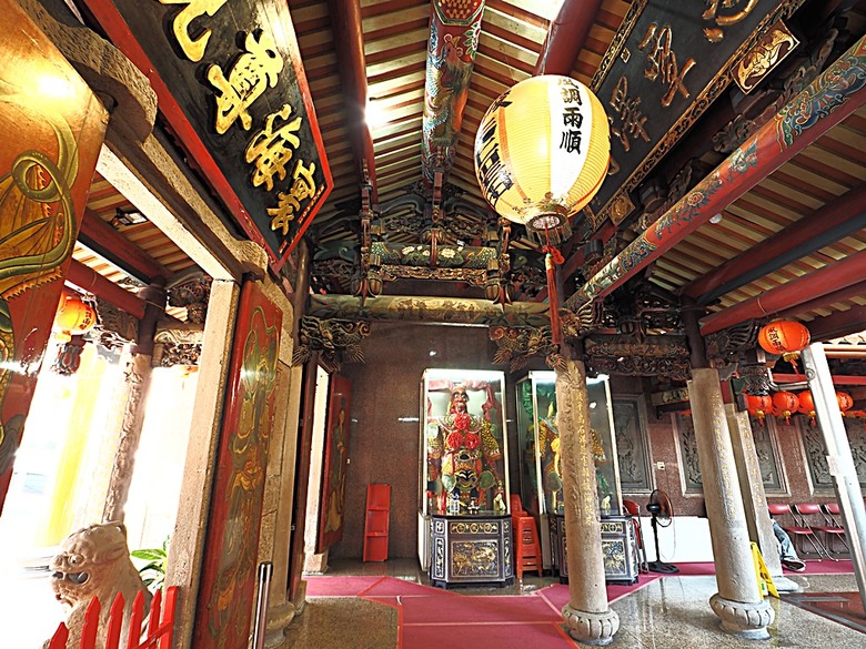 頭城老街(北門福德祠、盧纘祥公館、開蘭媽祖慶元宮、南門福德祠)、李榮春文學館、頭城文創園區，還有美味的車站前阿伯炸蛋蔥油餅 — 搭火車去宜蘭旅行之 頭城散步