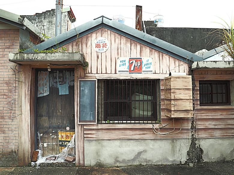 頭城老街(北門福德祠、盧纘祥公館、開蘭媽祖慶元宮、南門福德祠)、李榮春文學館、頭城文創園區,還有美味的車站前阿伯炸蛋蔥油餅 — 搭火車去宜蘭旅行之 頭城散步