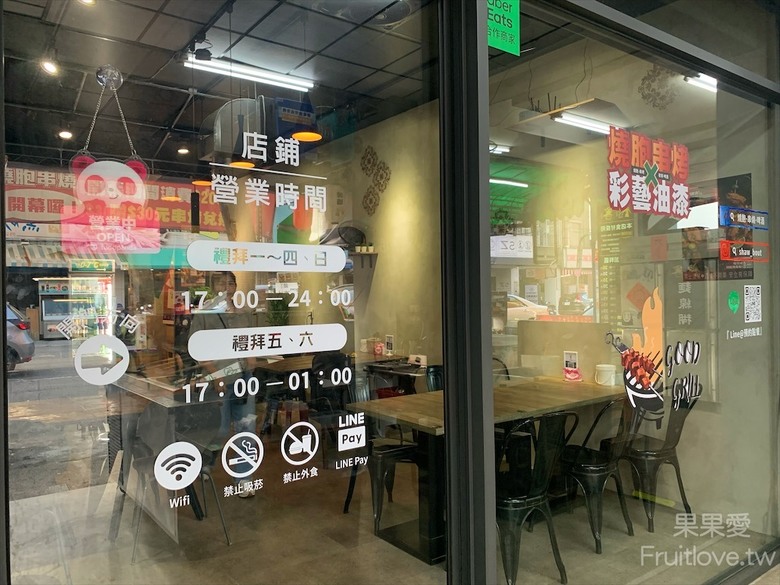 點我看大圖 每種食材有自己獨特的烤法,配上獨特的醬汁,好吃到停不下來,還有很道地的泰式涼拌媽媽麵